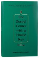 The Gospel Comes With a House Key: Practicing Radically Ordinary Hospitality in Our Post-Christian World Hardback